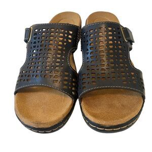 Clark’s Hayla Slip-On Navy Blue Leather Sandals in Ladies Size 7.